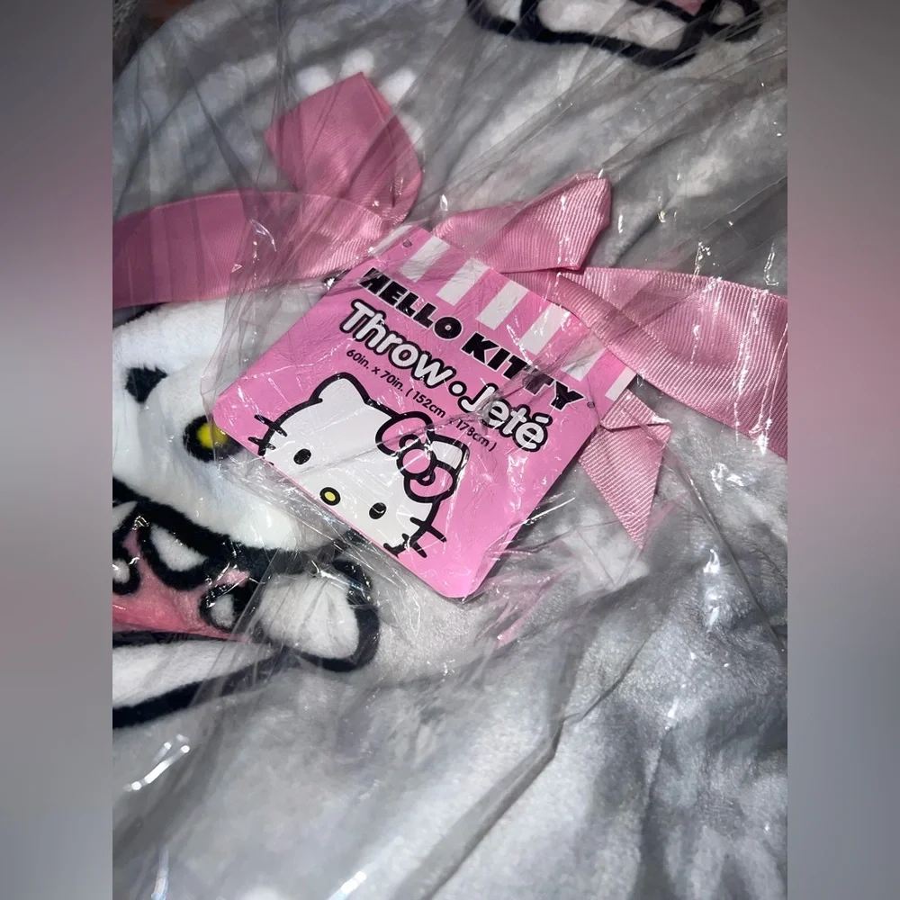 NWT Hello Kitty Daisy Super Soft Plush Throw Blanket